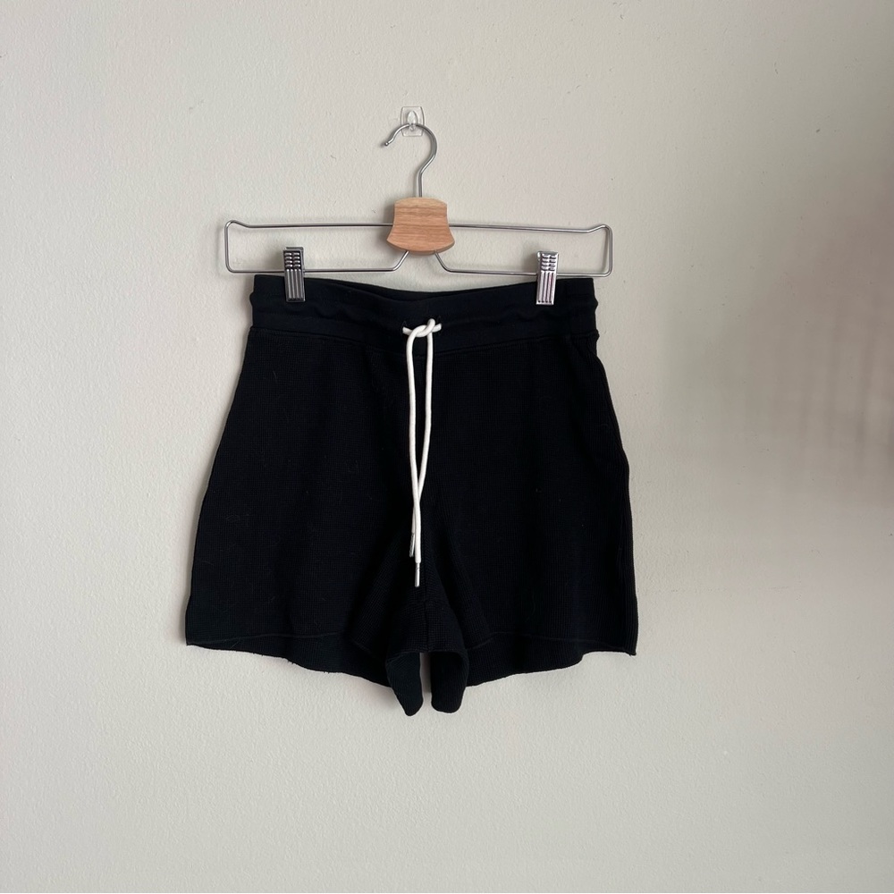 Mate the label black thermal shorts